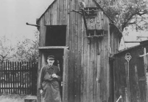 Otto Schreiter aus Großolbersdorf vor seinem Holzschuppen/Taubenverschlag, indem er zwischen 1933 und 1945 die Bündnisfahne versteckt haben soll : Otto Schreiter aus Großolbersdorf vor seinem Holzschuppen/Taubenverschlag