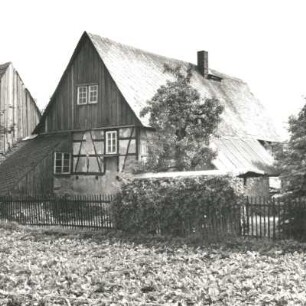 Colditz-Thumirnicht, Thumirnichter Platz 4. Wohnstallhaus mit Scheune (2. H. 19. Jh.). Wohnstallhaus. Straßenansicht