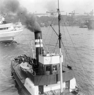 Schiffsverkehr in einem Hafen, Schleppschiff mit Ozeandampfer