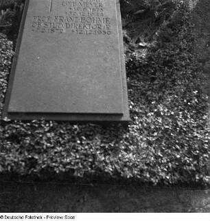 Grabplatte für Prof Franz Böhme und Frau : Dresden. Friedhof (vielleicht auf dem Weißen Hirsch). Grabplatte für Prof. Franz Böhme und Frau (wohl 1944)