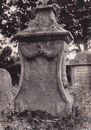bei Landau, Judenfriedhof. Grabstein