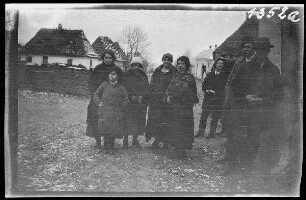 Illawcze (=Ilavche, Ukraine): vor dem Kirchof ("Rückkehr von Galiziern nach Sorocko"): Nahaufnahme