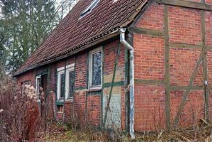 Pfefferberg (2): traufständige Fachwerkkate: Straßenfront mit Tür, Fenster, Umbauten: Giebelseite