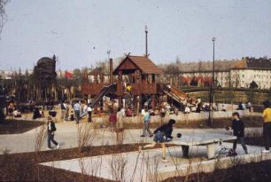 DDR. Berlin-Marzahn. Kinderspielplatz