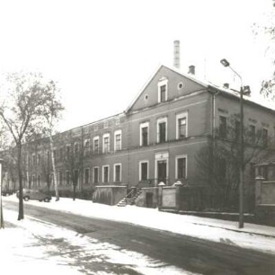 Reichenbach (Vogtland), Dr.-Külz-Straße 1/3. Verwaltungsgebäude einer ehemaligen Fabrik. Straßenansicht mit Haupteingang