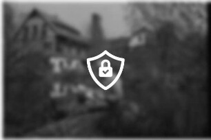 [Name maskiert] geboren 04.05.1935 in Bielefeld, gestorben 01.04.2020 in Rausdorf: Einwohner von Rausdorf: Menschenrechtler, Reiseschriftsteller, Bäcker- und Konditormeister: Aufnahme vor seinem Wohnhaus [hinten links], sitzend auf Badesteg an ehemaligem Mühlenteich, auf Knien Reiseschreibmaschine