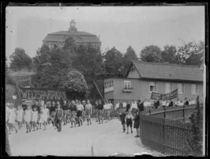 Umzug von Arbeitersportlern in Dohna nach dem 3.Mai 1932, auf Transparenten die Losungen: "Weltspartakiade" und " 1933 in Moskau"