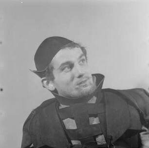 Szenenbilder aus dem Drama "Die Verschwörung des Fiesco zu Genua" von Friedrich Schiller im Theater am Schiffbauerdamm Berlin : Rollenporträt von Hans Rüdiger Renn als Fiesco