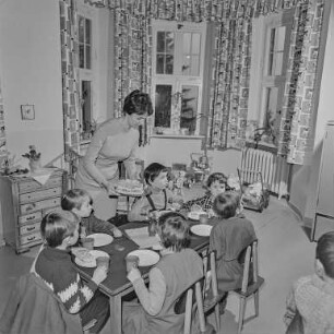 Kirschau Kindergartenwerke : Kirschau. Kindergarten. Kindergartengruppe bei der Vesper