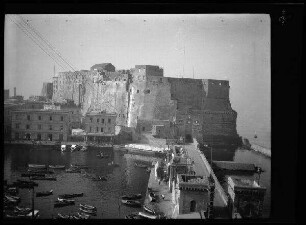 Neapel (Italien): Castel dell'Ovo und das Dorf Santa Lucia mit Zugangsstraße und Eingangstor