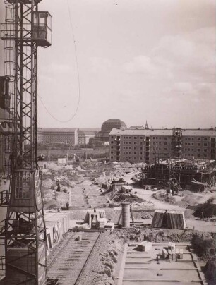 Dresden. Blick von einem Neubau nach Osten auf die Baustelle an der Annenkirche : Bau von Wohnblöcken bei der Annenkirche, 1959
