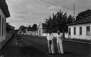 In Goiás : Zwei Männer auf einer Straße in Goiás.