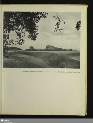 Ostrauer Ebenheit mit Falkenstein und Schrammsteinkette. Die Ebenheiten sind altes Bauernland