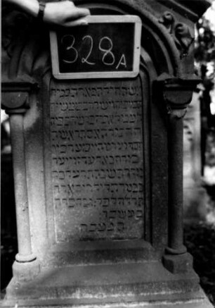 Grabstein 328 (Index: 100111962) Material: Sandstein Zustand: gut Maße HxBxT: 150x62x28 cm Beschreibung: ädikulaartige Stele mit 3/4-Säulen, profilierter Sockel, schräg eingezogener Rundbogenabschluß mit Verdachung, Schriftfeld eingetieft mit Rundbogenabschluß Symbolik: Ranken, Rundbogenfries: Grabstein 328A
