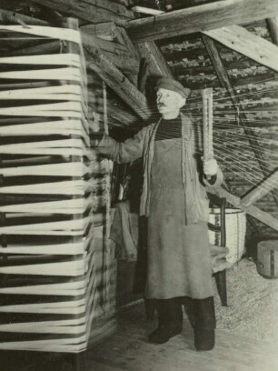 Hausweber beim Garnwickeln