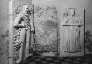 Drei Grabplatten : Drei Grabplatten. Sandstein (1701/1800). Schildau-Sitzenroda, Dorfkirche Sitzenroda
