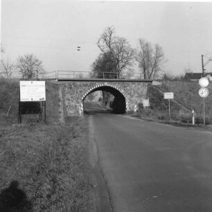 Dahlen. Eisenbahnbrücke. Massive Bogenbrücke über eine Straße am Bahnhof