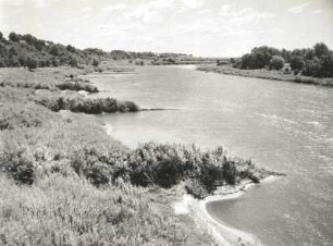 Polen. Nördliches Karpatenvorland. San-Landschaft bei Nisko. Blick flußaufwärts