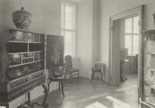 Moritzburg. Schloss. Ostasiatische Porzellan-Sammlung. Im Vordergrund links: Schwarz-gold lackierter Schrank im chinesischen Stil (nichtsächs. Arbeit, um 1710).