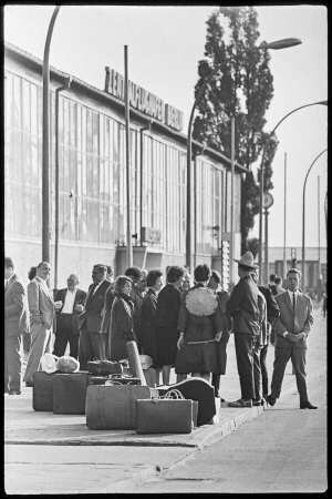 Reisegruppe wartet vor Flughafen Schönefeld, 1965. SW-Foto © Kurt Schwarz.
