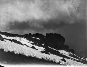 Berghang : Von Schnee und Eis bedeckter Berghang.