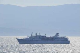 Izmir - Kreuzfahrtschiff im Golf : Das Kreuzfahrtschiff "Ocean Majesty" nimmt im Golf von Izmir Kurs auf die Stadt. Aufgenommen in Izmir am 29. Juni 2010