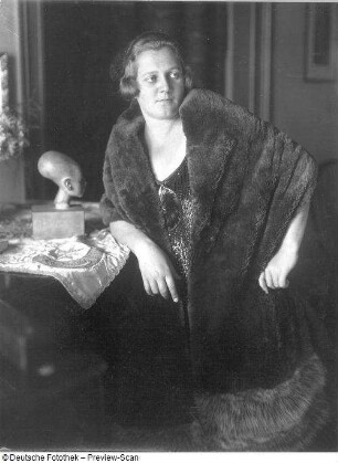 Elisabeth Rethberg in ihrer Wohnung : Porträt Elisabeth Rethberg in ihrer Wohnung. Fotografie von Ursula Richter, wohl 1928 anläßlich der Uraufführung von Richard Strauss' Oper "Die ägyptische Helena", Staatsoper Dresden (06.06.)