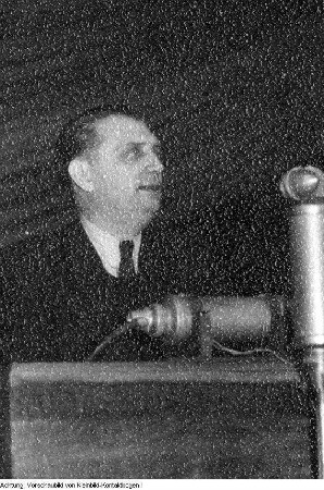 Leipzig. Dr. Walter Thürmer, Minister für Gesundtheitswesen (Liberaldemokratische Partei Deutschlands (LDPD) in Sachsen auf einer Tagung in der Kongreßhalle am Zoo in Leipzig, 1951
