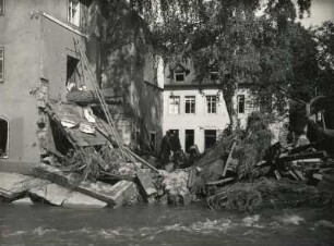 Unwetterkatastrophe im Osterzgebirge am 8./9. Juli 1927. Berggießhübel. Zerstörungen nach der Hochflut. Der Baumstamm links gibt die Fluthöhe an und wirkte als Ramme