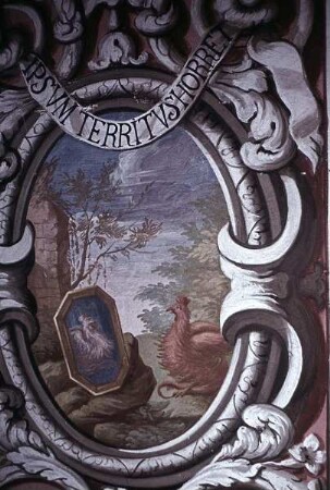 Innendekoration der Schlosskapelle — Wanddekoration der Schlosskapelle — Emblematische Darstellungen in den Gewänden und Stürzen des Erdgeschosses — Basilisk vor Spiegel