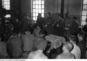 Dresden. Turbinenwerk Dresden, Diskussion der Werktätigen über den Beitritt der DDR zum Warschauer Vertrag, 1956