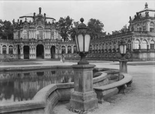 Zwinger (1709/1728; M. D. Pöppelmann). Zwingerhof. Blick zum Wallpavillon und zur nördlichen Bogengalerie
