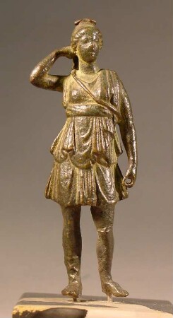 Römische (?) Statuette der Diana als Jägerin, zum Köcher greifend