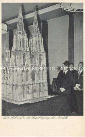Adolf Hitler besichtigt ein Modell des Kölner Domes