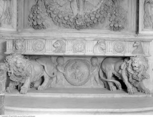 Cappella Filomarino (dell'Annunziata), Die vier Evangelistensymbole (Mensa); Opfer des Isaak (Stipes)