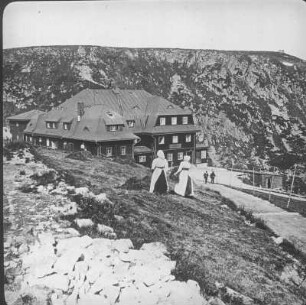Riesengebirge. Hampelbaude (1258 m, 1906). Eingangsseite mit zwei Frauen in Tracht