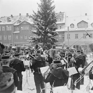 Schwarzenberg, Weihnachtsmarkt : Konzert eines Posaunenchores vor dem Rathaus