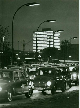 Hamburg bei Nacht. Autoverkehr auf der ehemaligen Ost-West-Straße (heute Ludwig-Erhard-Str.) Im Hintergrund das beleuchtete IBM-Hochhaus