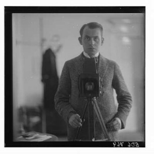 Porträt des Fotografen Hermann Richter, Ehemann der Fotografin, mit Kamera