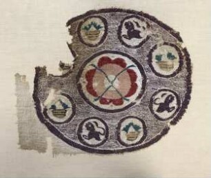 Fragment eines Tuches mit großem rundem Einsastz