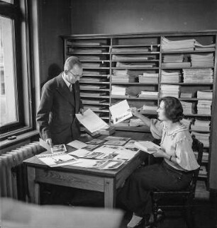 Dr. Fritz Schimmer und Mitarbeiterin beim Heraussuchen von Bildkarten, Sächsische Landesbildstelle