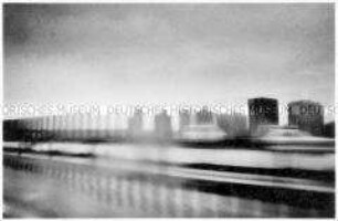 Aus dem Autofenster auf Hochhäuser fotografiert (Altersgruppe 18-21)