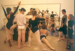 Bonn. Internationales Bonner Kindertheater. Gemischte Ballettgruppe. Proben der Schlußszene vor Spiegel