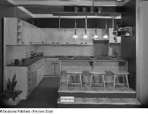 Anbauküche Wittstock 82 : Ausstellungskoje mit Anbauküche "Wittstock 82" des VEB Möbelkombinat Berlin