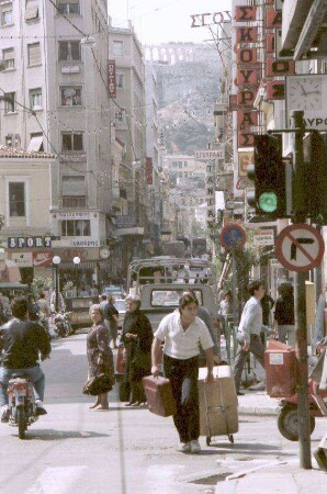 Athen: Straße Eolou mit Blick Richtung Akropolis