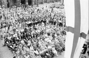 Freiburg: Publikum auf dem Münsterplatz; von oben
