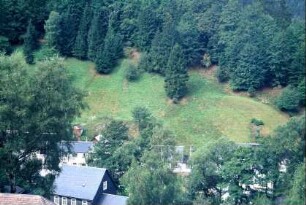 Blick von oben auf Häuser des Dorfes im Tal