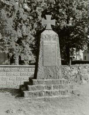 Denkmal für die Gefallenen des 1. Weltkriegs : Denkmal für die Gefallenen des 1. Weltkriegs. Granit (nach 1918). Rietz-Neuendorf-Pfaffendorf, Kirchhof