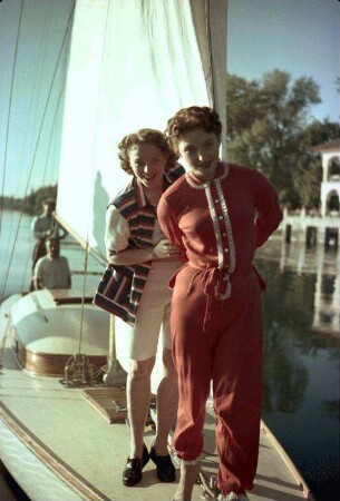 Mettnau: Segelyacht mit zwei Mannequins; Schiff von vorn; Mannequins; groß