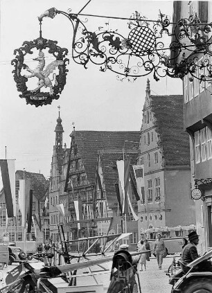 Dinkelsbühl. Mittelfranken. Historische Häuser am Marktplatz. Im Hintergrund die ehemalige Ratstrinkstube (Gustav-Adolf-Haus)